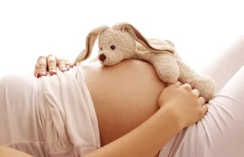 Las estrías son un problema frecuente durante el embarazo, estas lesiones atróficas lineales suelen aparecer en el último trimestre, sobre todo en abdomen, mamas, caderas