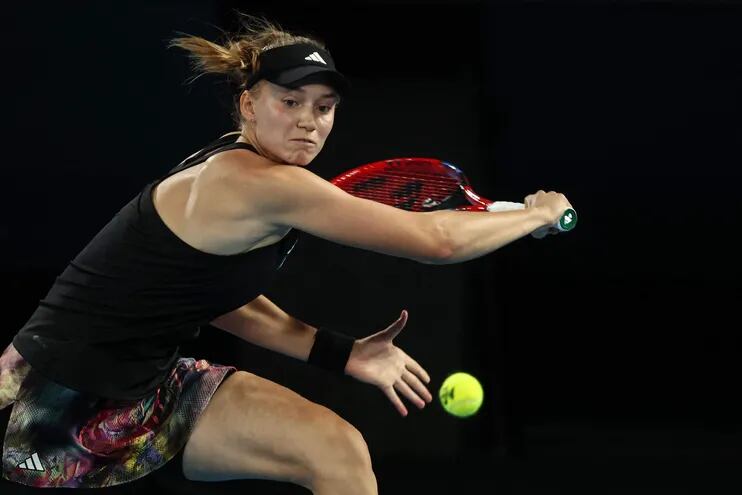 Elena Rybakina jugará por un lugar en la final del Abierto de Australia ante la bielorrusa Victoria Azarenka.
