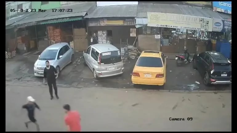 La agresión ocurrió en la vía pública del mercado de abasto de Ciudad del Este (captura de video).