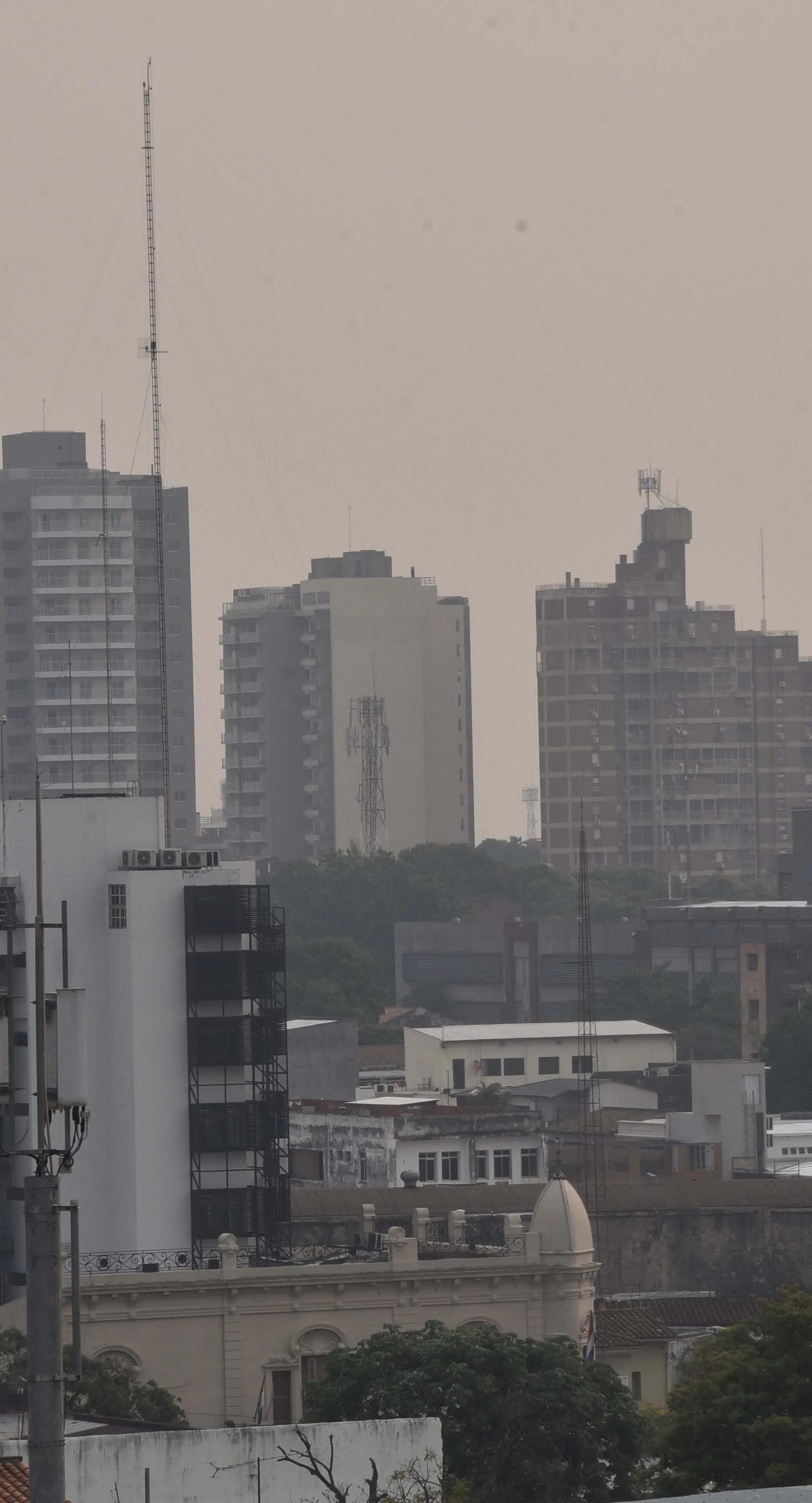 Desde ayer por la  tarde hay  mucho humo sobre Asunción.