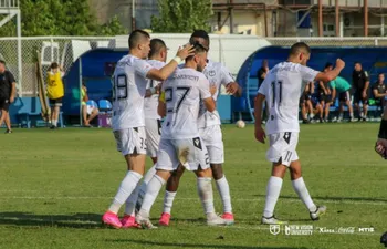 Mauro Caballero (i), jugador del Torpedo Kutaisi, celebra un gol en la máxima categoría de Georgia.