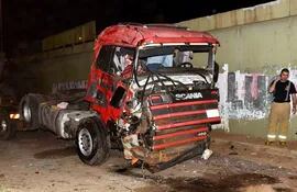 el-camion-scania-quedo-practicamente-destrozado-al-caer-desde-el-viaducto-de-la-avenida-madame-lynch--233809000000-1360895.jpg
