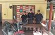 La moto y los aparatos celulares que los delincuentes abandonaron tras ser acorralados por la policía de Villa Elisa.