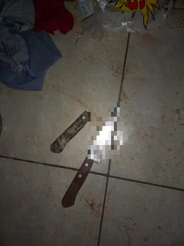 Cuchillos incautados tras un intento de feminicidio en Piribebuy, este sábado 3 de junio.
