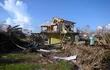 Escombros junto a una casa dañada por el huracán Dorian en la Isla Ábaco, en las Bahamas.