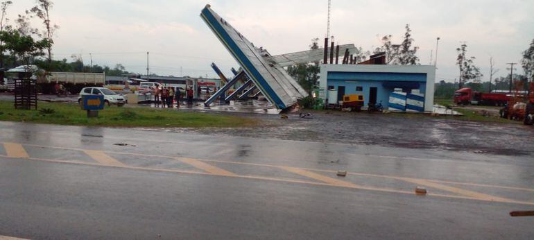 Estación de servicios derribada por tormenta en Itacurubí del Rosario.