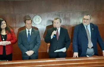 Los ministros María Carolina Llanes, Alberto Martínez Simón, Eugenio Jiménez Rolón  y Antonio Fretes.