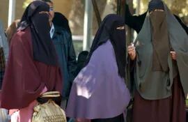 mujeres-ataviadas-con-el-niqab-una-de-las-medidas-impuestas-por-los-fundamentalistas-musulmanes--200956000000-1107385.jpg