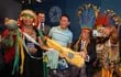 Fotografía cedida por la presidencia de Brasil que muestra al presidente brasileño Jair Bolsonaro con un tocado de plumas durante una ceremonia rodeado de indígenas.