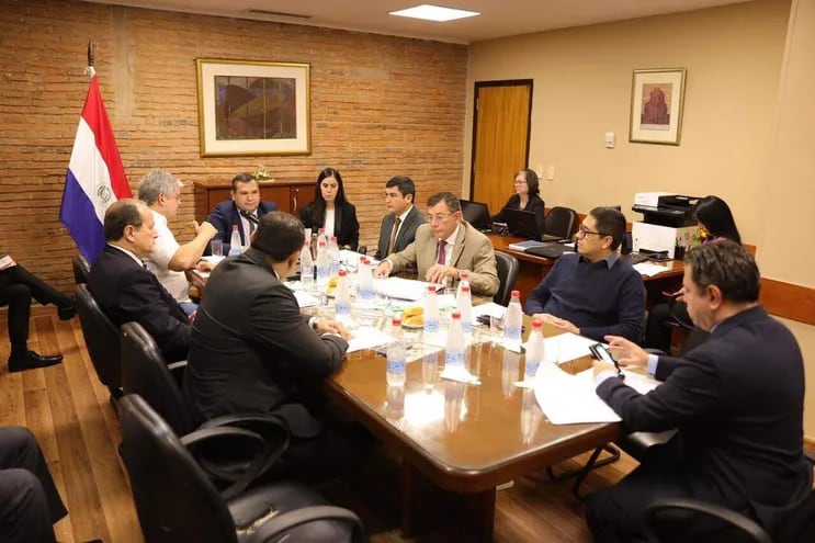 Reunión de la comisión de Legislación del Senado con el ministro del Interior, Enrique Riera.