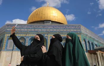 Musulmanas en la explanada de la mezquita, en Jerusalén.