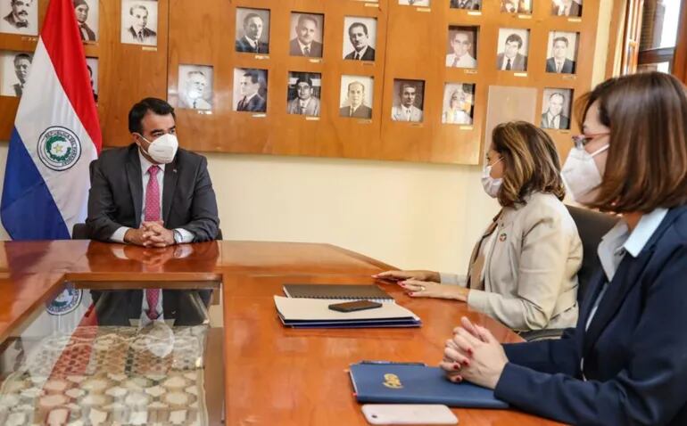 La nueva titular de la AFD, Teresa Rivarola de Velilla y el ministro de Hacienda Óscar Llamosas durante la reunión en la sede del fisco