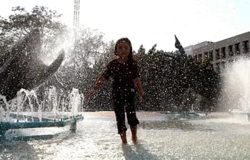Una niña juega en una fuente en Guadalajara, México, el pasado 9 de mayo.