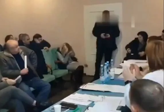Un legislador lanza las granadas en una sesión legislativa regional, en Ucrania. (captura de video)