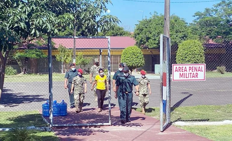 Laura Mariana Villalba Ayala (remera amarilla), saliendo del área penal militar de Viñas Cue.