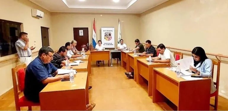 Sesión de los miembros de la Junta municipal donde la mayoría rechazó el informe del Ejecutivo del 2023.
