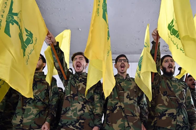 Militantes de Hezbollah gritan consignas