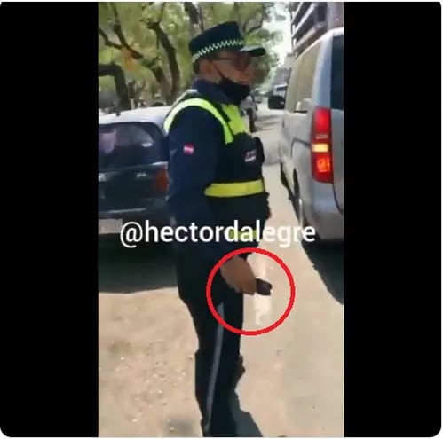 Rodolfo Barrios, el policía que usaba una picana eléctrica en pleno tránsito esta separado de sus funciones, mientras Procuraduría se expide al respecto.