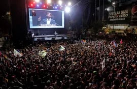 El presidente electo de Chile, Gabriel Boric, se dirige a sus seguidores tras ganar los comicios ayer.
