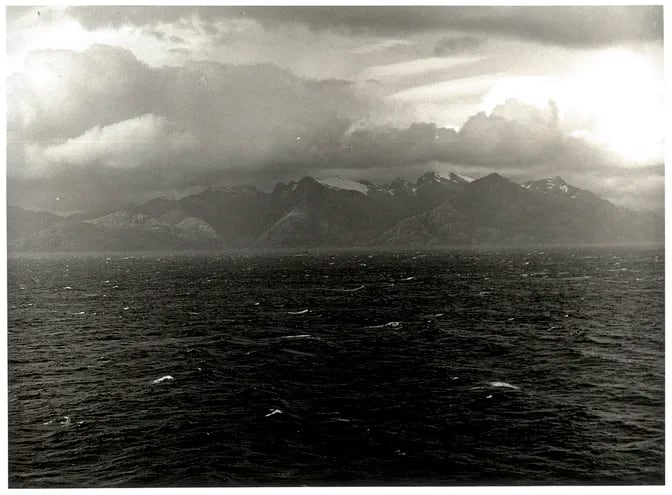 El estrecho de Magallanes, tormentoso, y las montañas nevadas a pesar de ser mediados de febrero (Foto de Jesús Ruiz Nestosa).