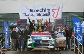 Celebración en el podio del ganador Augusto Bestard junto a su navegante y miembros de su equipo en el Rally de Erechim.