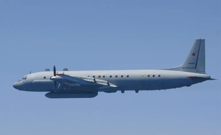 Un avión ruso Ilyushin IL-20 en el aire frente a la costa oeste de Japón. Japón envió aviones de combate el 25 de mayo después de que se detectaran aviones rusos de "recopilación de inteligencia" frente a sus costas a lo largo del Océano Pacífico y el Mar de Japón, dijo el Estado Mayor Conjunto del país.