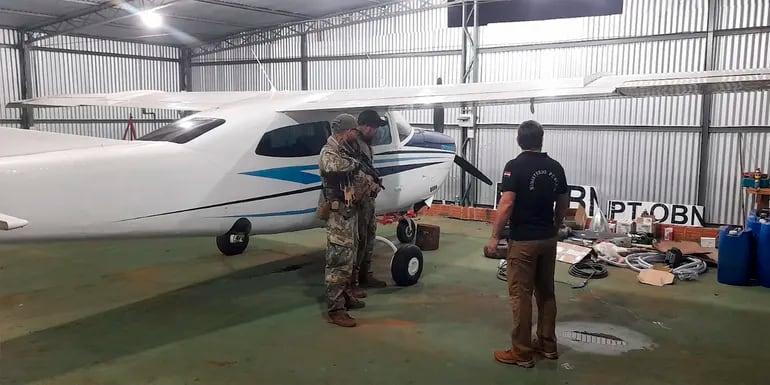 Aeronave hallada en un hangar ubicado a un costado de la pista clandestina detectada en la Operación Ypané en zona del Cerro Guasú.