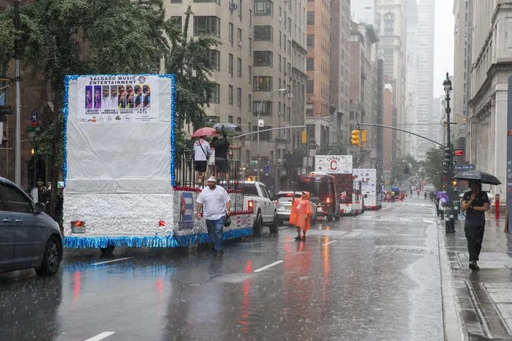 Las carrozas recorren la Avenida Madison durante el Desfile Cubano e Hispanoamericano en Nueva York, Nueva York, EE. otros participantes tuvieron que cancelar.
