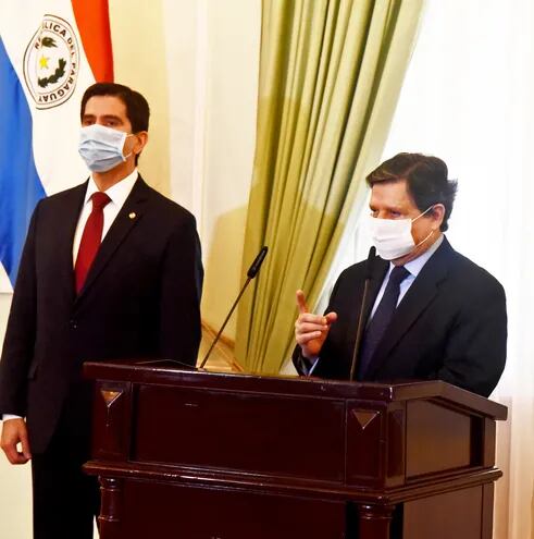 El asesor presidencial Federico González y el ministro del Interior, Euclides Acevedo (d), en rueda de prensa. Fue ayer a la mañana en Palacio de López.