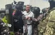 Esta fotografía muestra al exvicepresidente ecuatoriano Jorge Glas escoltado por miembros del Grupo de Acción Penitenciaria Especial durante su llegada a la prisión de máxima seguridad La Roca, en Guayaquil, el pasado 6 de abril de 2024.