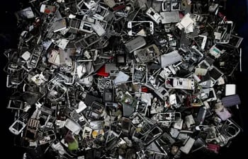 Unos 5.300 millones de teléfonos móviles se convertirán en basura a final de año. (archivo)