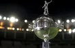 Parte superior del trofeo de la Copa Libertadores, el certamen de clubes más importante del continente sudamericano.