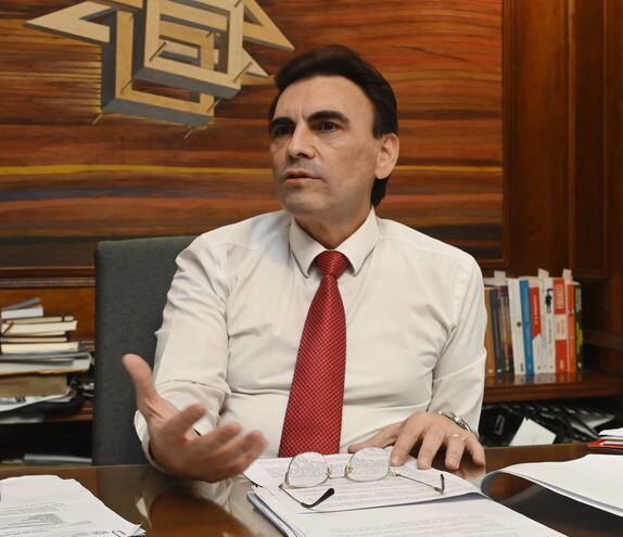 El ministro Carlos Pereira explica detalles de su propuesta de modificación de la carta orgánica presentada al Congreso.