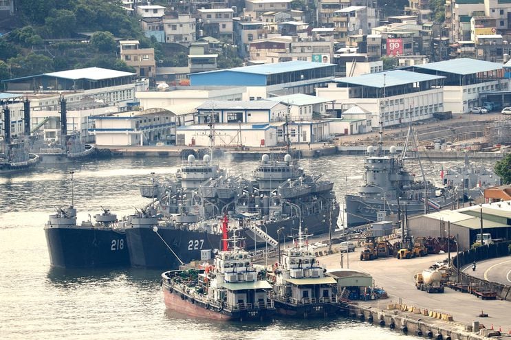 Fuerza naval de Taiwán, se observa a la embarcación de defensa Chung Hai, en el puerto taiwanés. (EFE)