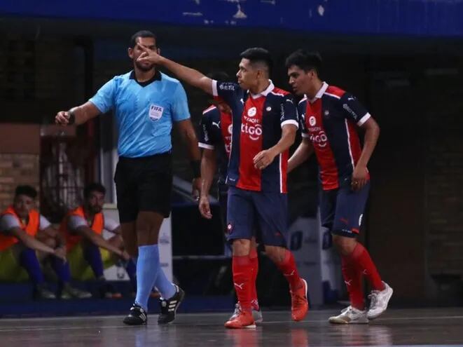 Francisco Martínez festeja, señalando hacia la gradería, después de uno de los tres goles que marcó en la revancha del Absoluto de la Liga Premium de Futsal FIFA.