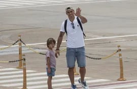 Luis Suárez de Uruguay saluda, acompañado por uno de sus hijos, luego de llegar al aeropuerto internacional Islas Malvinas en Rosario, provincia de Santa Fe, Argentina, el 22 de diciembre de 2022, antes de dirigirse a la casa del argentino Lionel Messi.