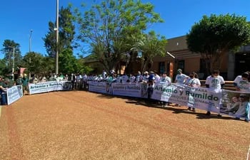Amigos, familiares y compañeros de trabajo de los guardaparques se manifiestan frente al Palacio de Justicia de Caazapá.