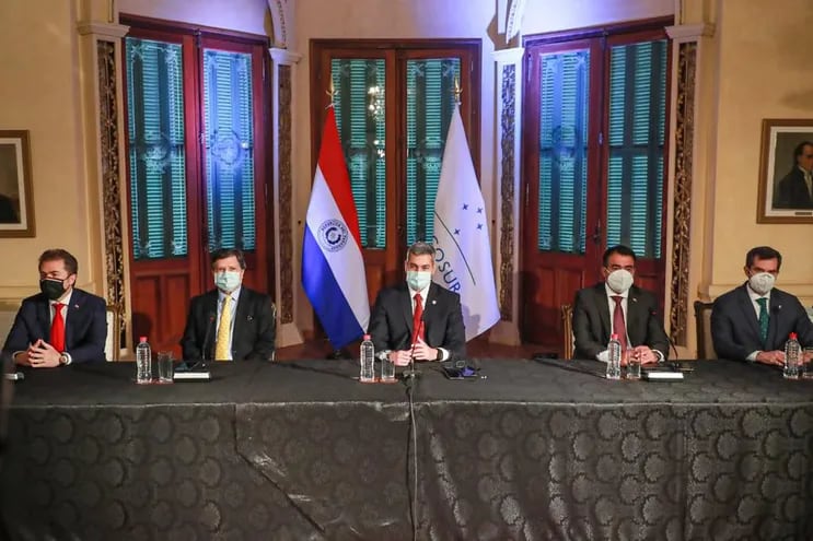 El presidente de Paraguay, Mario Abdo Benítez (c), junto a miembros de su gabinete en reunión virtual con otros miembros del Mercosur.