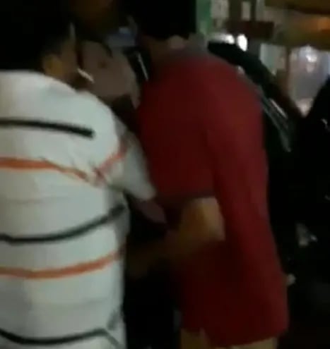 En una captura del video que se hizo viral anoche, se ve cuando la mujer es forzada por dos hombres que la introducen en el asiento trasero de la camioneta, cerca de la terminal de Juan León Mallorquín, en Alto Paraná.