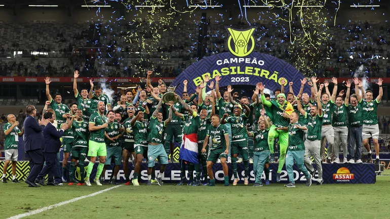 Los futbolistas del Palmeiras celebran el título de campeón de la Serie A de Brasil en Belo Horizonte.