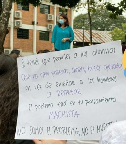 Las alumnas de un colegio privado de Asunción realizaron una sentata de protesta para reclamar que sus denuncias de acoso y abuso sean atendidas.