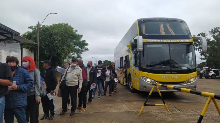 Primer bus de pasajeros de Argentina que cruzará la frontera con Paraguay.