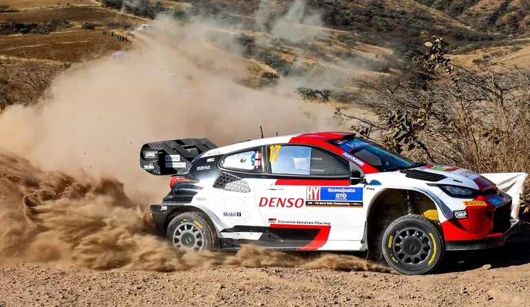 Los pilotos S ogier y V landais del equipo Toyota Gazoo Racing,  participan hoy en el Rally Guanajuato (México).