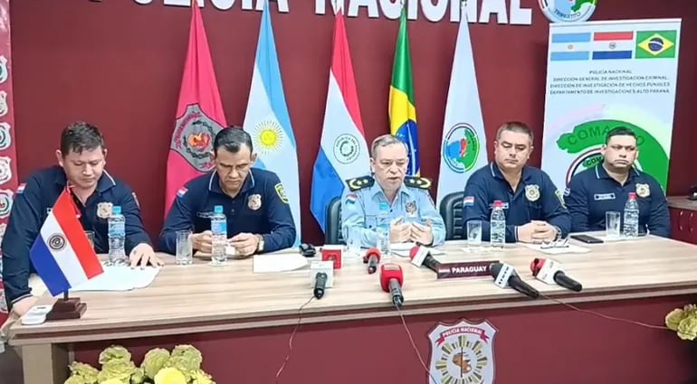 El comisario general inspector César Silguero (centro) presidió el acto de asunción del nuevo jefe de Investigaciones en Alto Paraná.