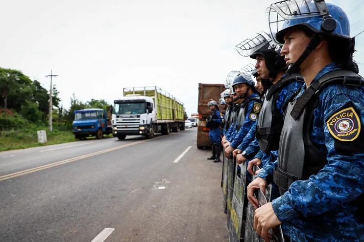 Agentes de la Agrupación Especializada de la Policía Nacional vigilan la manifestación de camioneros.