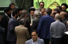 El presidente de Irán, Ebrahim Raisi (centro, con turbante) junto a miembros de la Asamblea Legislativa iraní.  (EFE)