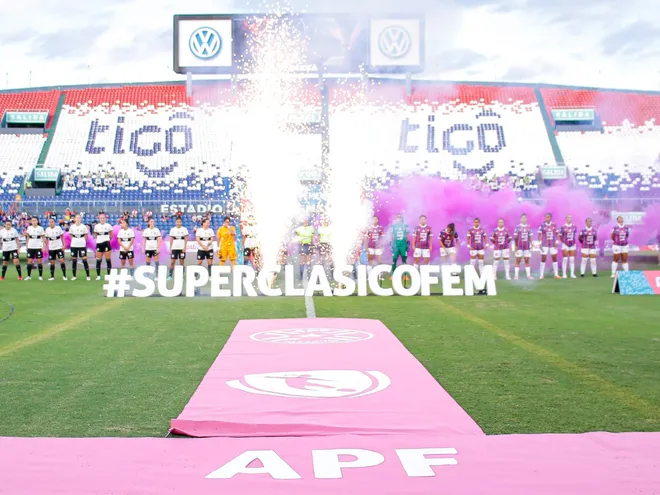 Las jugadores de Olimpia y Cerro Porteño en la previa del superclásico por el Campeonato Anual Femenino 2024 en el estadio Defensores del Chaco, en Asunción.