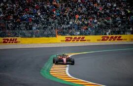 El Ferrari del piloto español Carlos Sainz durante la sesión clasificatoria para la carrera del Gran Premio de Bélgica 2022.