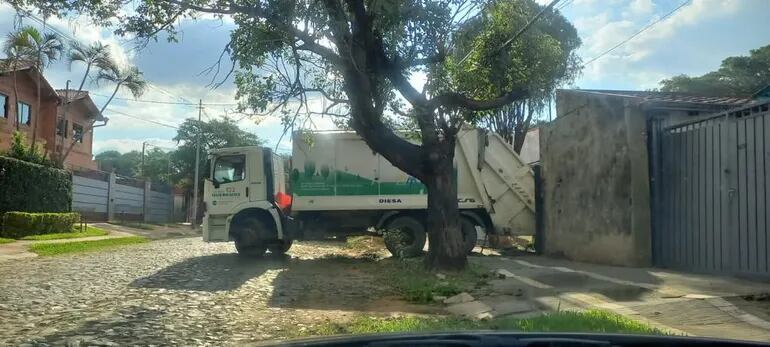 Camión recolector de la Municipalidad de Asunción estaba estacionado frente al portón de acceso vehicular de una vivienda particular, mientras los desechos pululan por las calles de la capital del país.