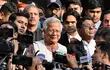 Muhammad Yunus (C) sale de la corte de Daca.